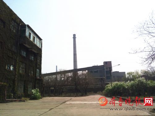 齊魯晚報3月30日訊30日上午，歷城化肥廠小區(qū)舉辦供暖設(shè)施成功改造慶祝大會，慶祝該小區(qū)成功加入了濟(jì)南熱力公司集中供暖，告別了小鍋爐供暖。根據(jù)濟(jì)南市的要求，城區(qū)134臺35噸以下的燃煤供暖鍋爐今冬供暖前必須淘汰升級，將不再供暖。