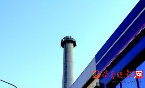 2013年12月15日晨，大煙囪排煙加重了濟(jì)南的空氣污染。