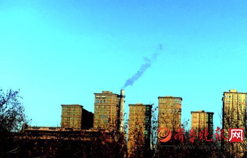 2014年12月1日，藍(lán)天下大煙囪清晰可見(jiàn)。